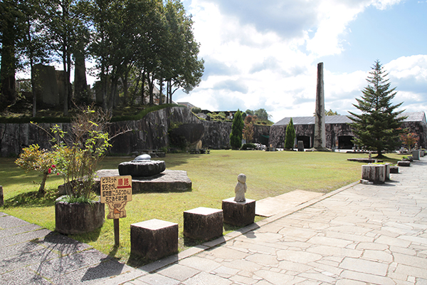 本館前広場