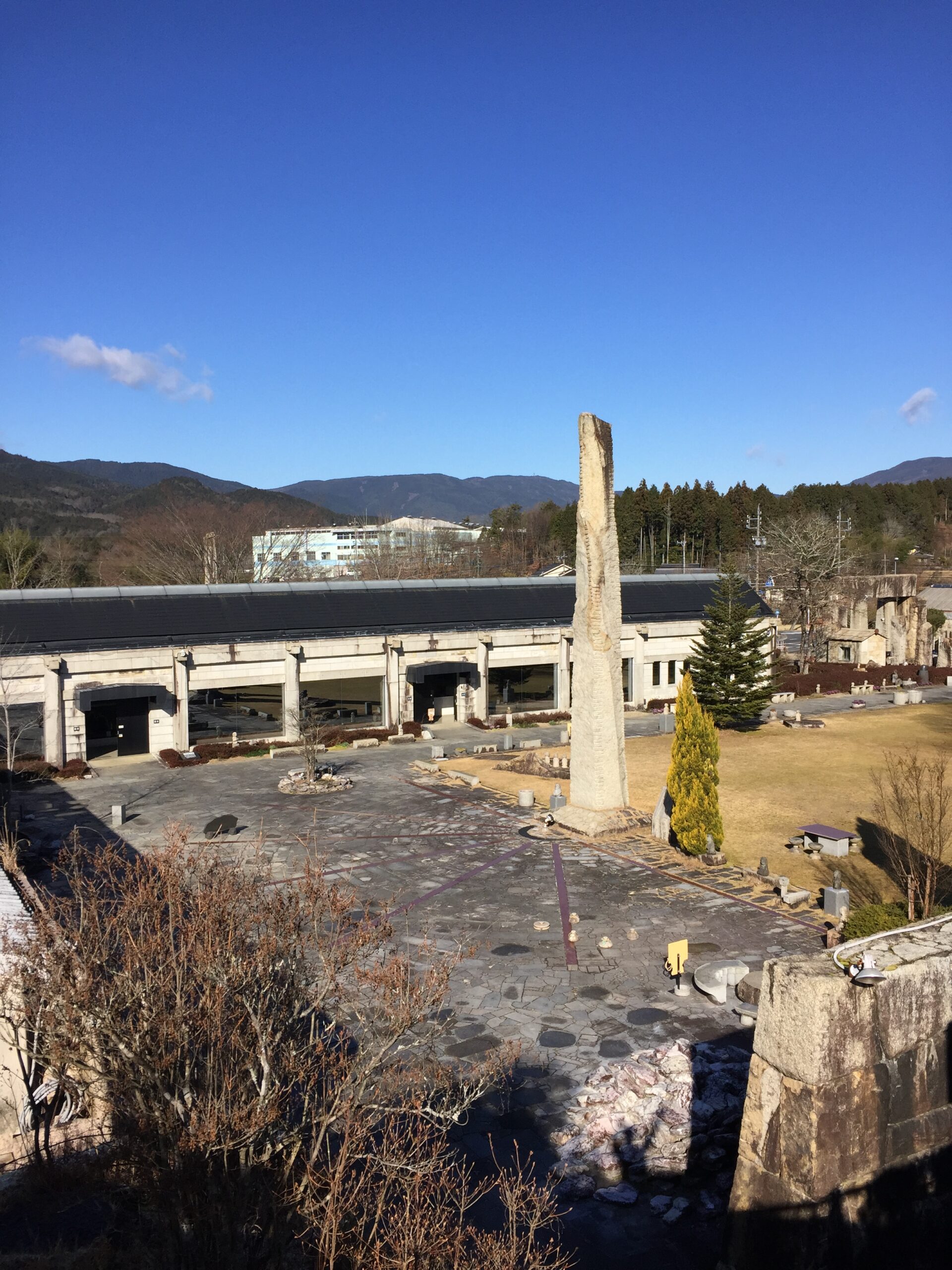 晴天の朝、石の展示館