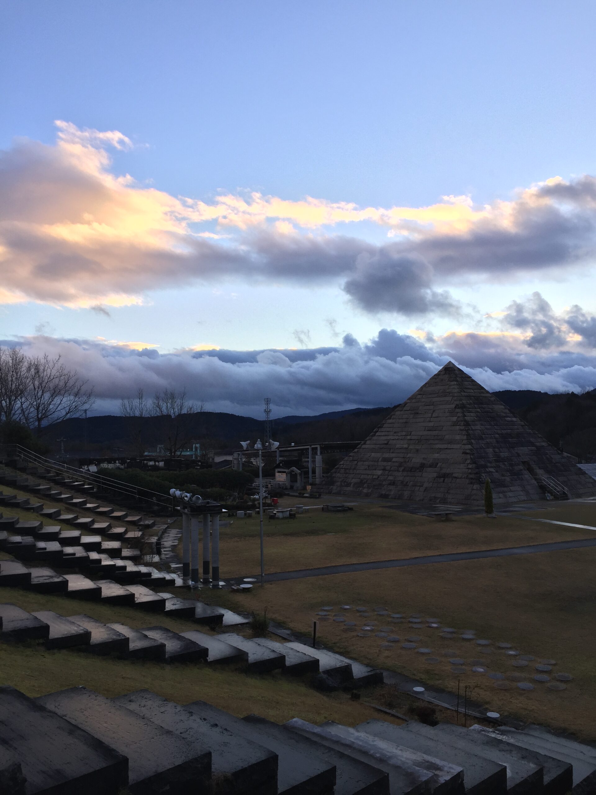 ピラミッドと雪雲 (１月１８日)