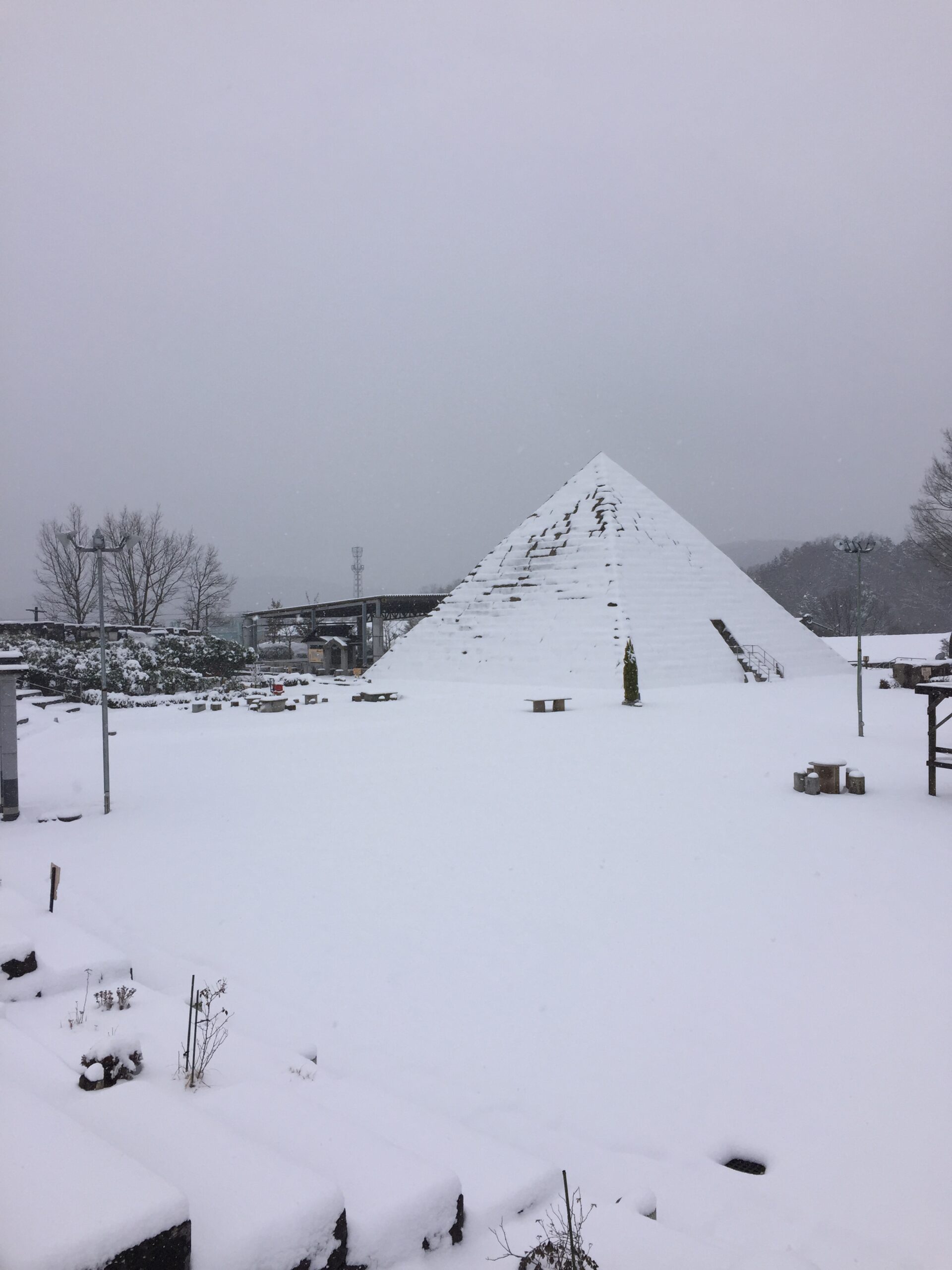 ピラミッドも雪化粧