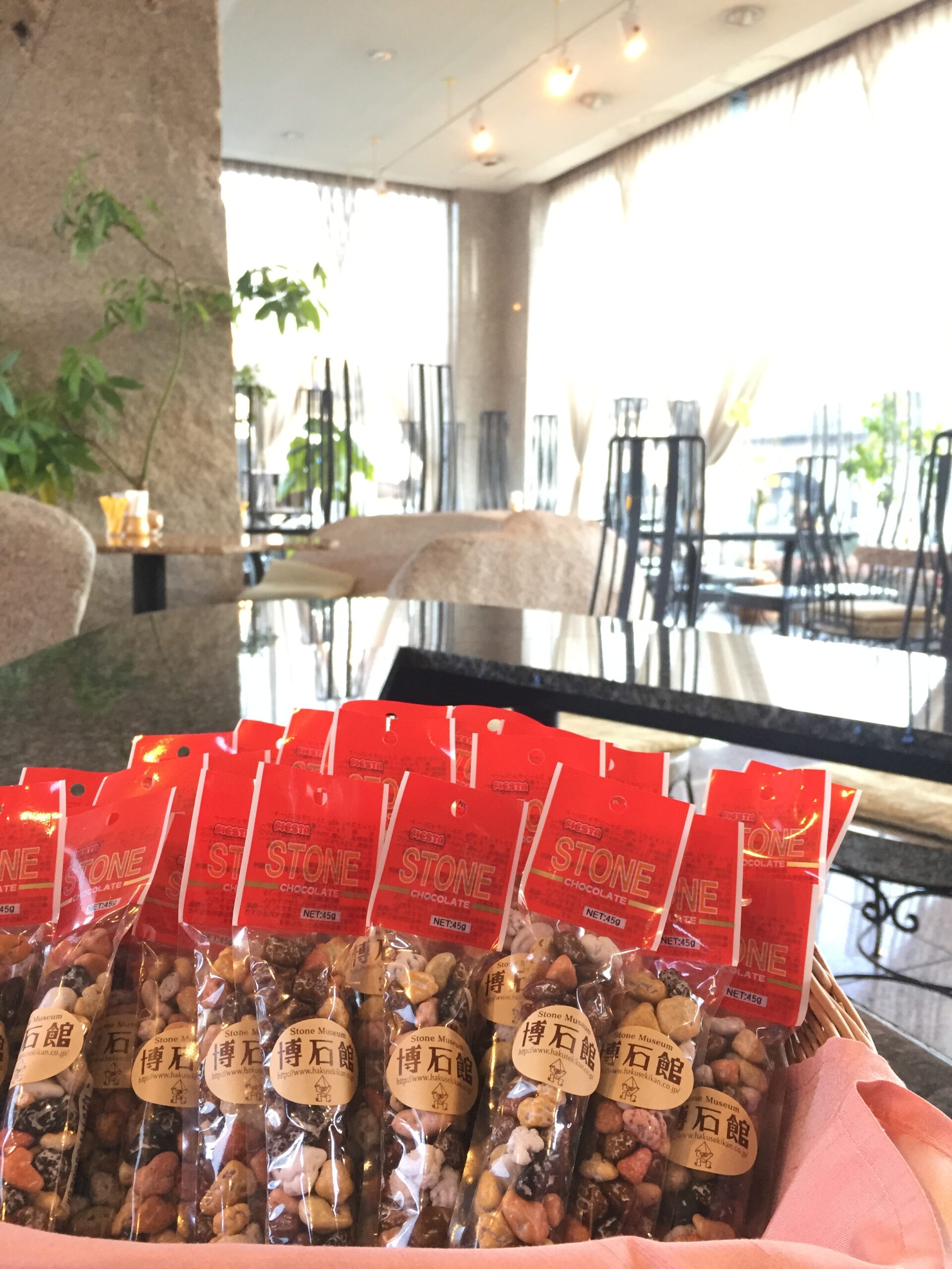 コーヒーに ｢ストーンチョコ｣
