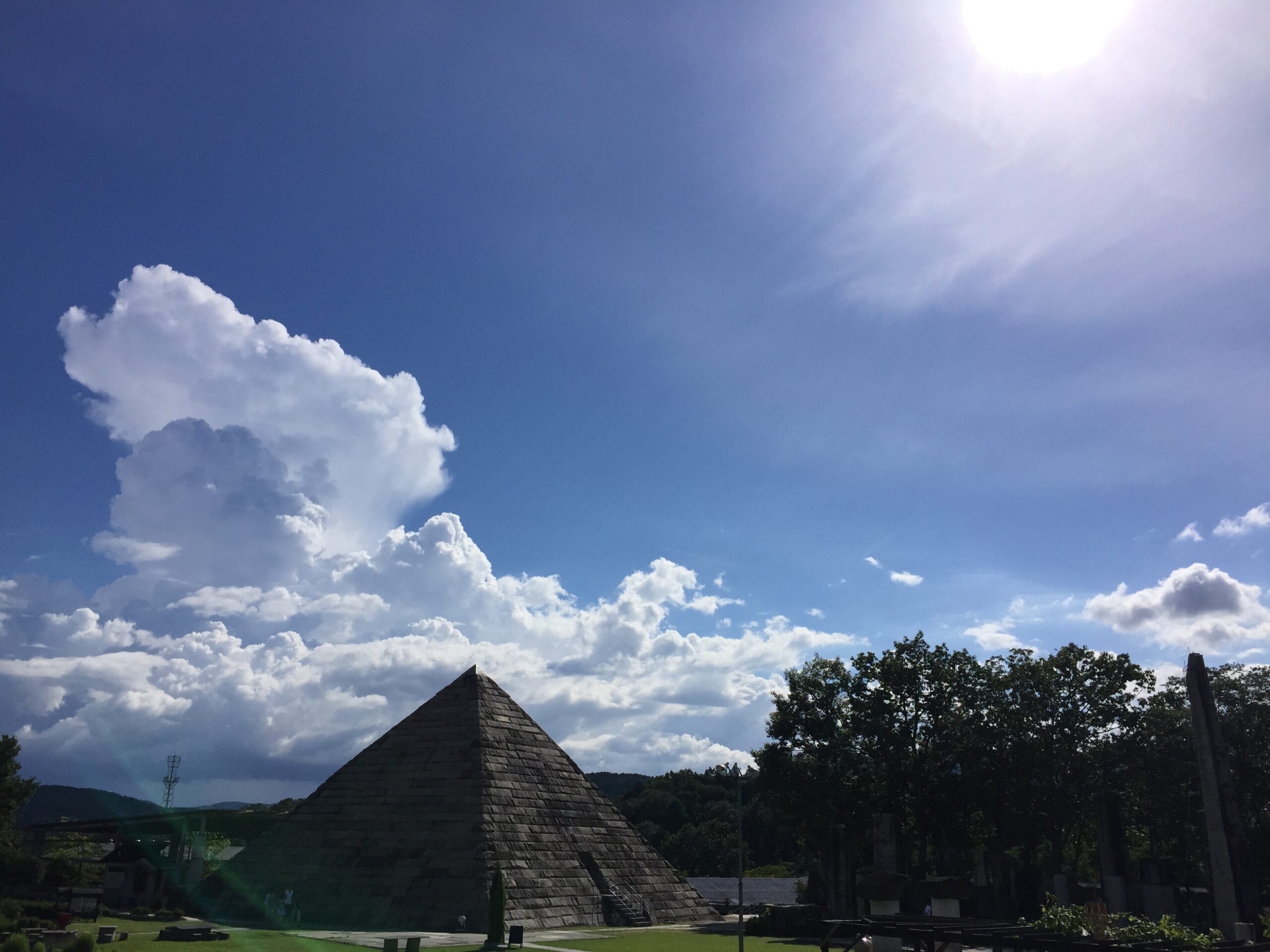 ピラミッドと夏の雲