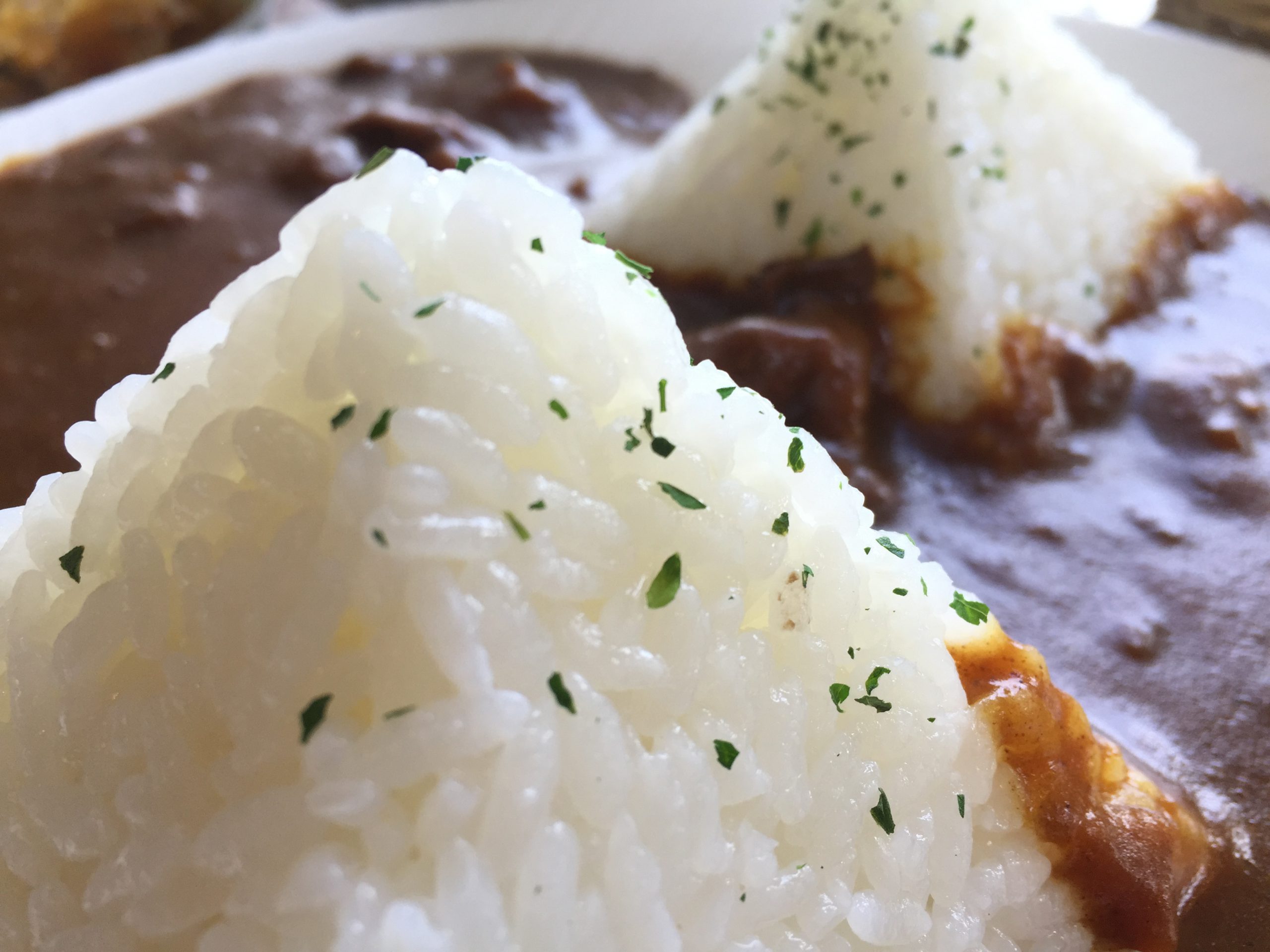 (博石館オリジナル) ｢ピラミッドカレー｣ は 受付すぐ前の 喫茶ＭＷ(ムウ)で